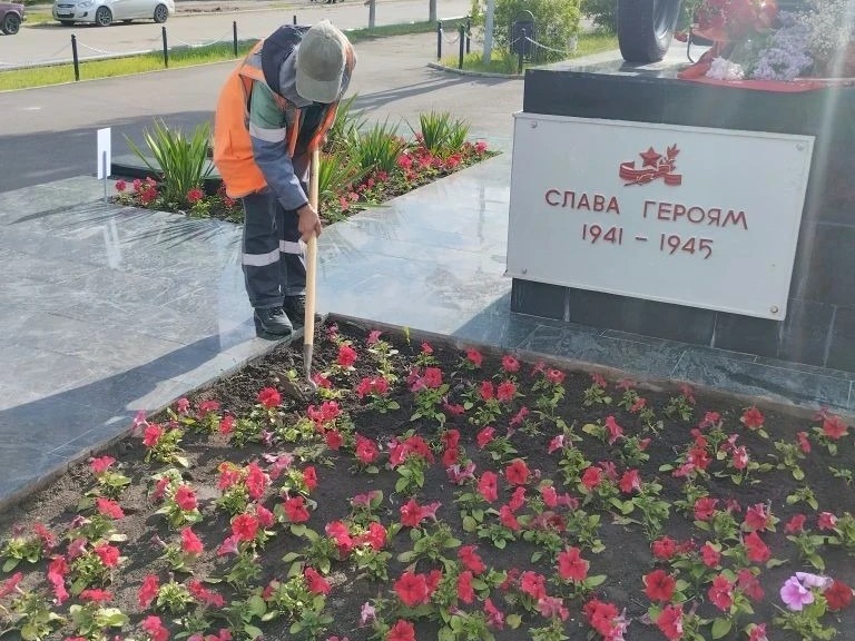 Коммунальщики проводят работы по уходу за цветниками.