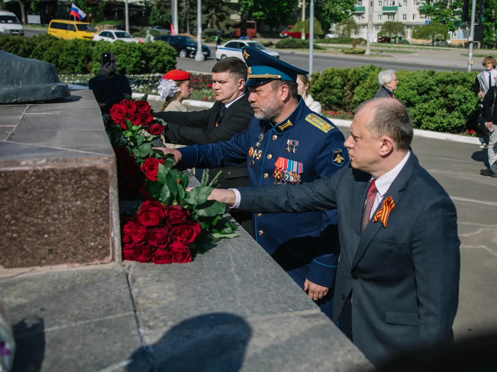 По случаю 81-й годовщины со дня Великой Победы Дмитрий Саблин и Антон Кольцов возложили цветы к мемориалу Воину-освободителю и памятнику Героев Советского Союза - мариупольцам.