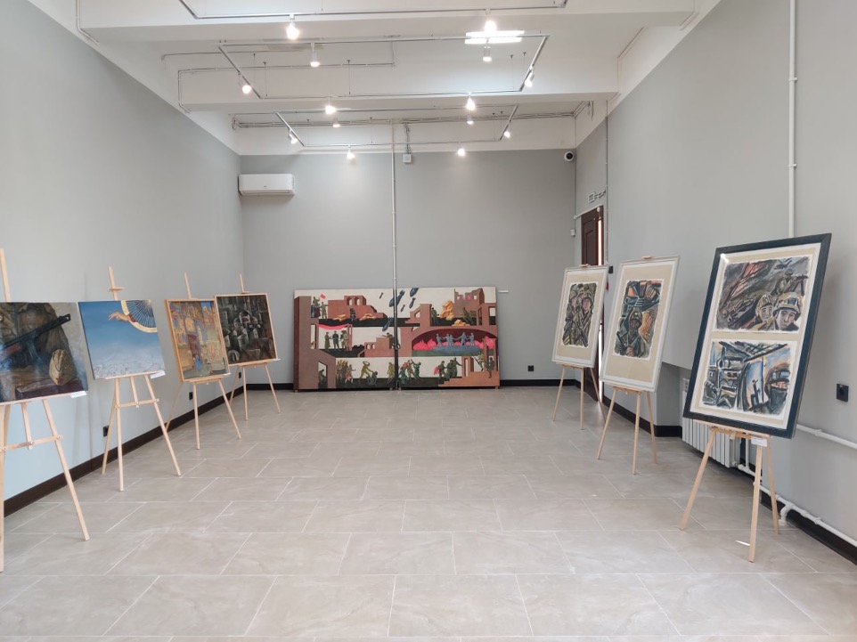 В Краеведческом музее города Мариуполя открылась первая выставка.