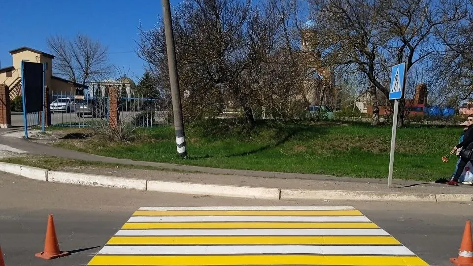Дорожники благоустраивают подъезды к ритуальным местам Мариуполя.