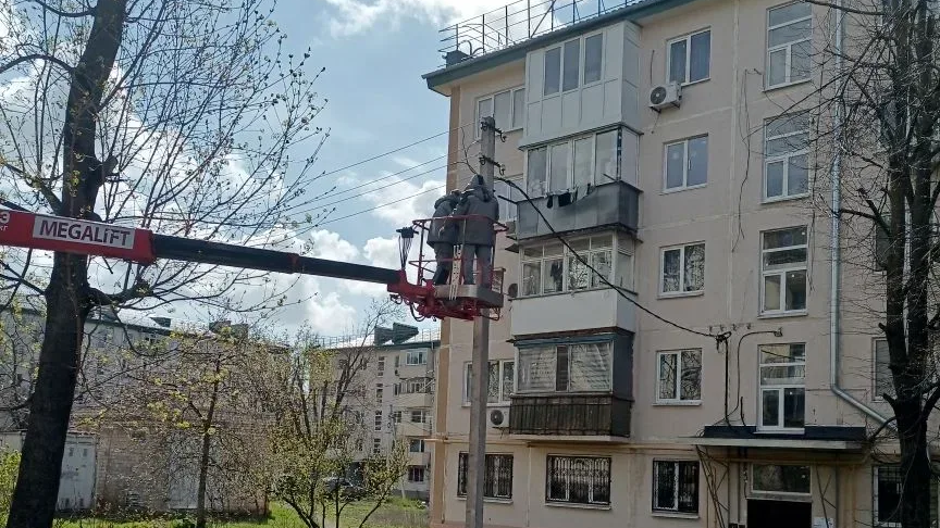 В Жовтневом районе энергетики устранили короткие замыкания в сетях.