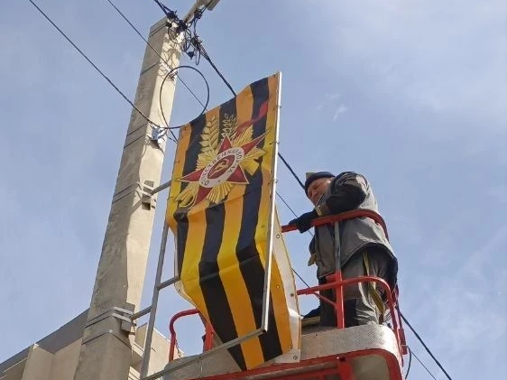 Мариупольские энергетики украшают город к предстоящему Дню Победы.