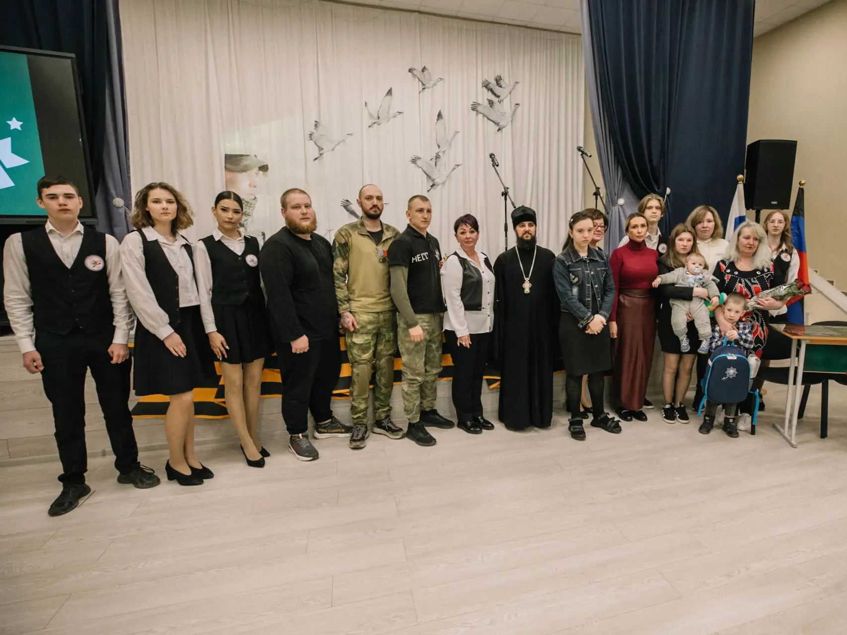 В общеобразовательных учреждениях городского округа Мариуполь открыли уже восьмую «Парту Героя».