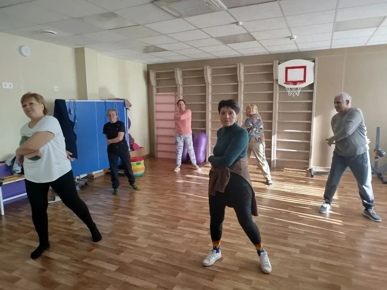 Пожилые мариупольцы имеют возможность заниматься китайской гимнастикой.