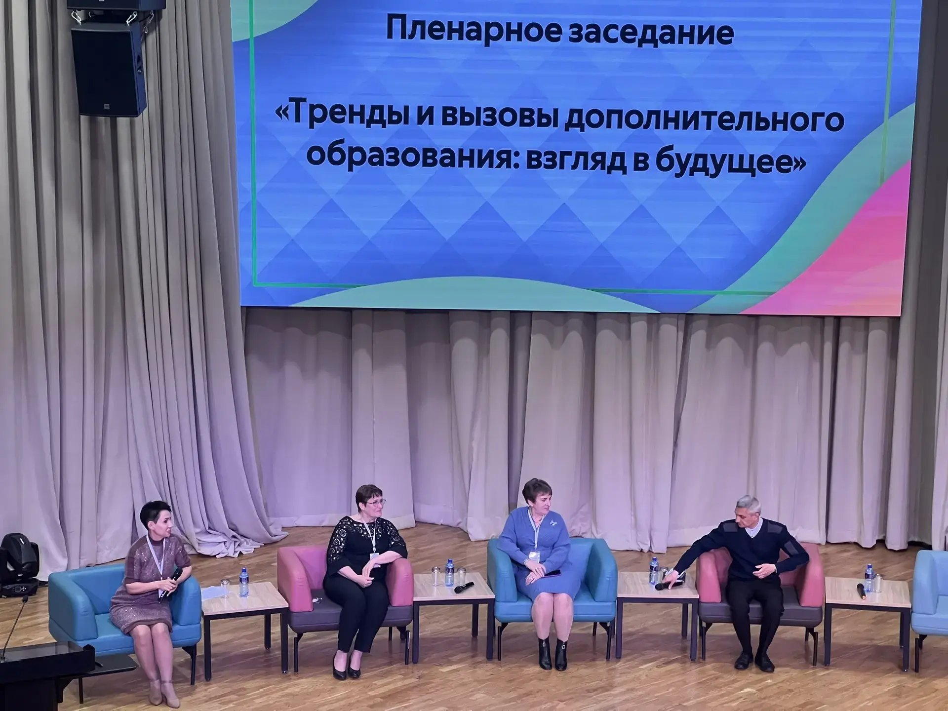 В Мариуполе прошел первый межрегиональный форум педагогов дополнительного образования.