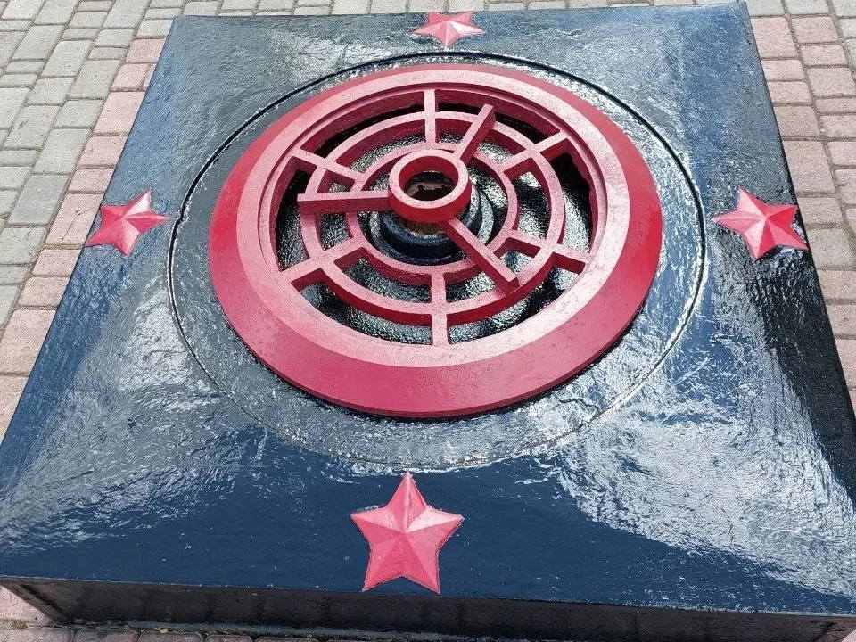В Мариуполе в преддверии 9 Мая продолжается ремонт памятных знаков.