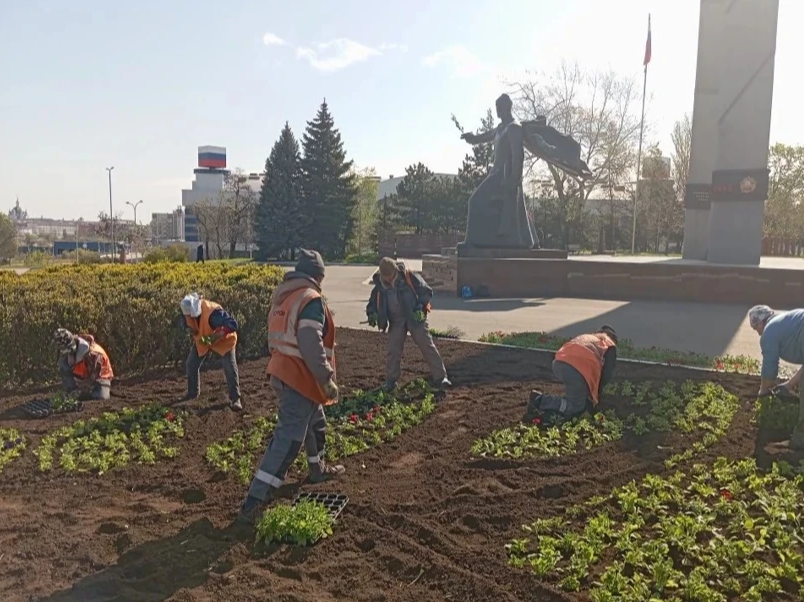 Мариупольские коммунальщики активно обновляют цветники.