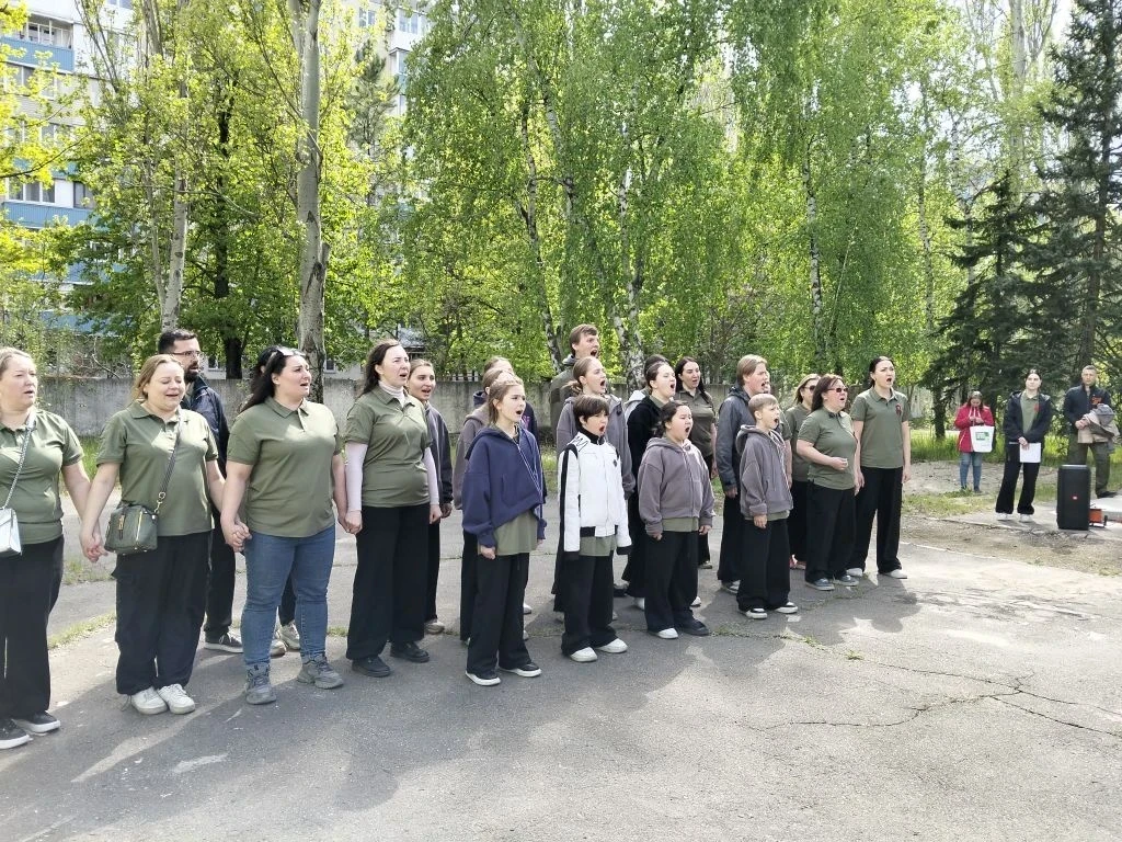 Московские волонтеры организовали праздник Победы для пожилых мариупольцев.