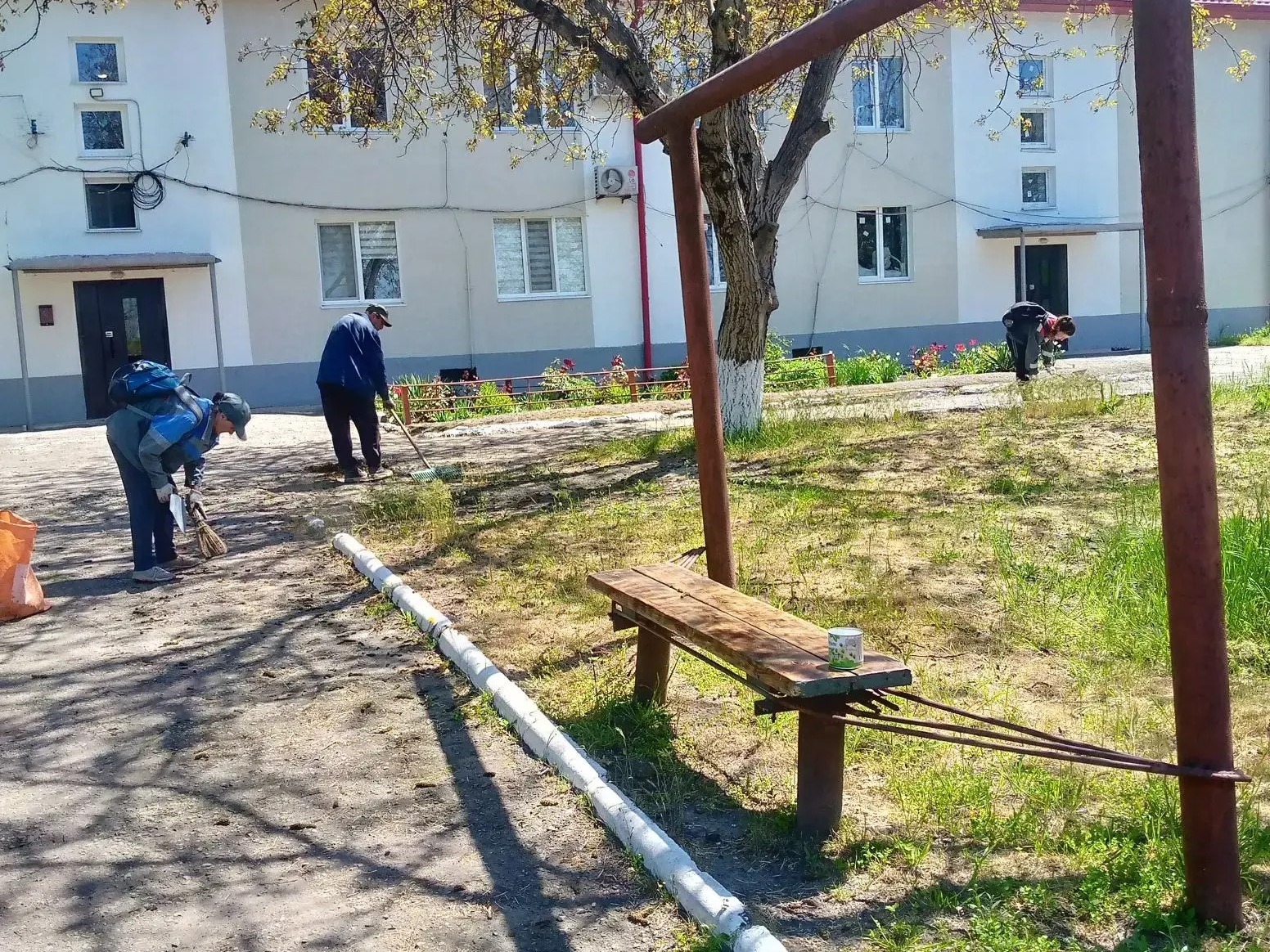 В Мариуполе продолжается благоустройство придомовых территорий.