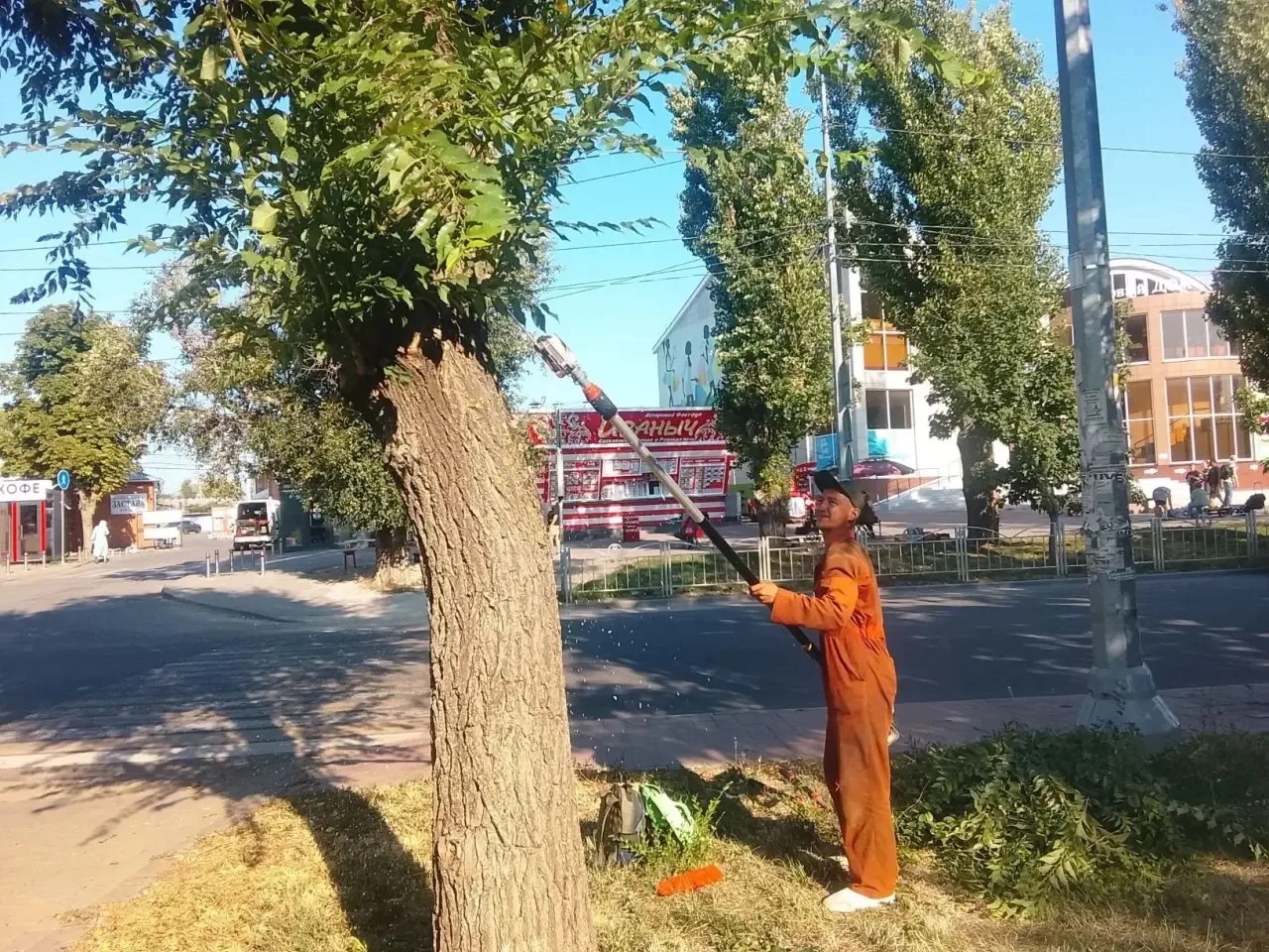 Специалисты «Уютного города» продолжают заботиться о комфорте мариупольцев.