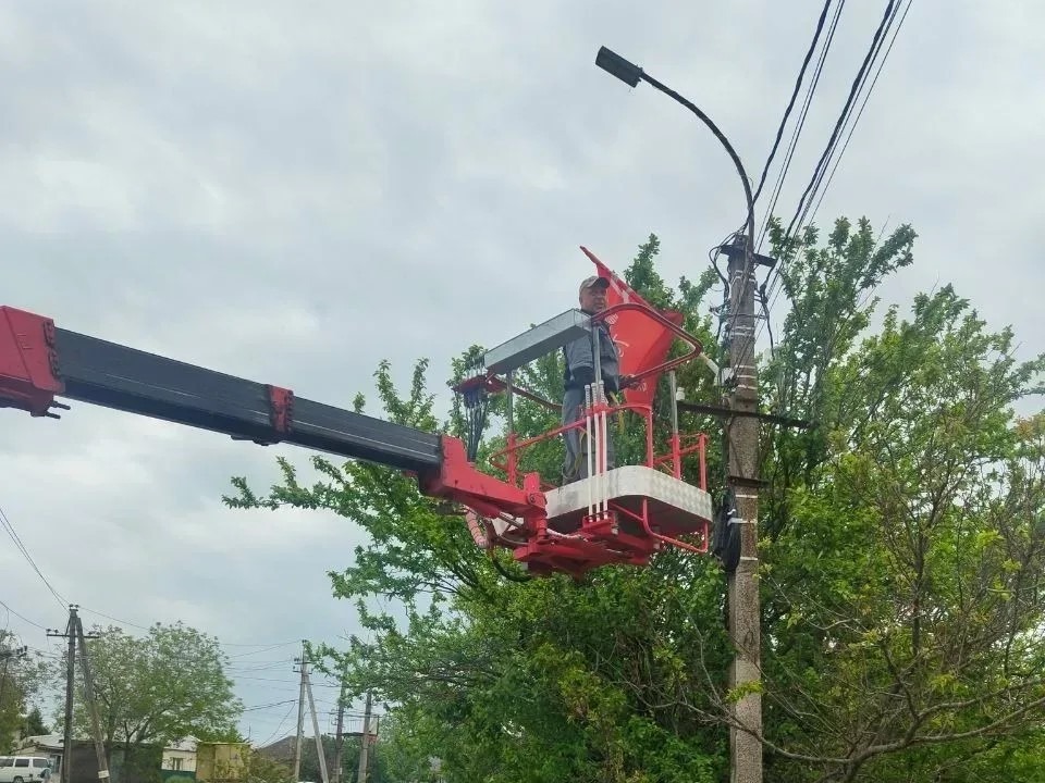 В Мариуполе приступили к демонтажу государственной символики после праздников.