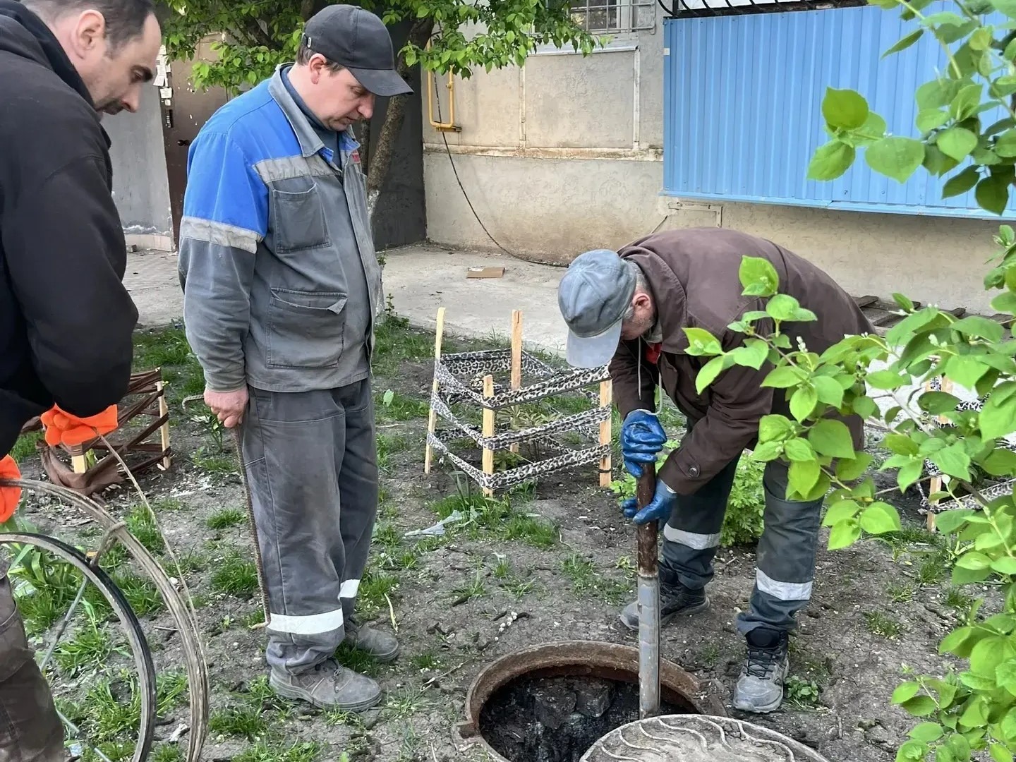 На левобережье коммунальщики обследовали инженерные сети многоквартирных домов.