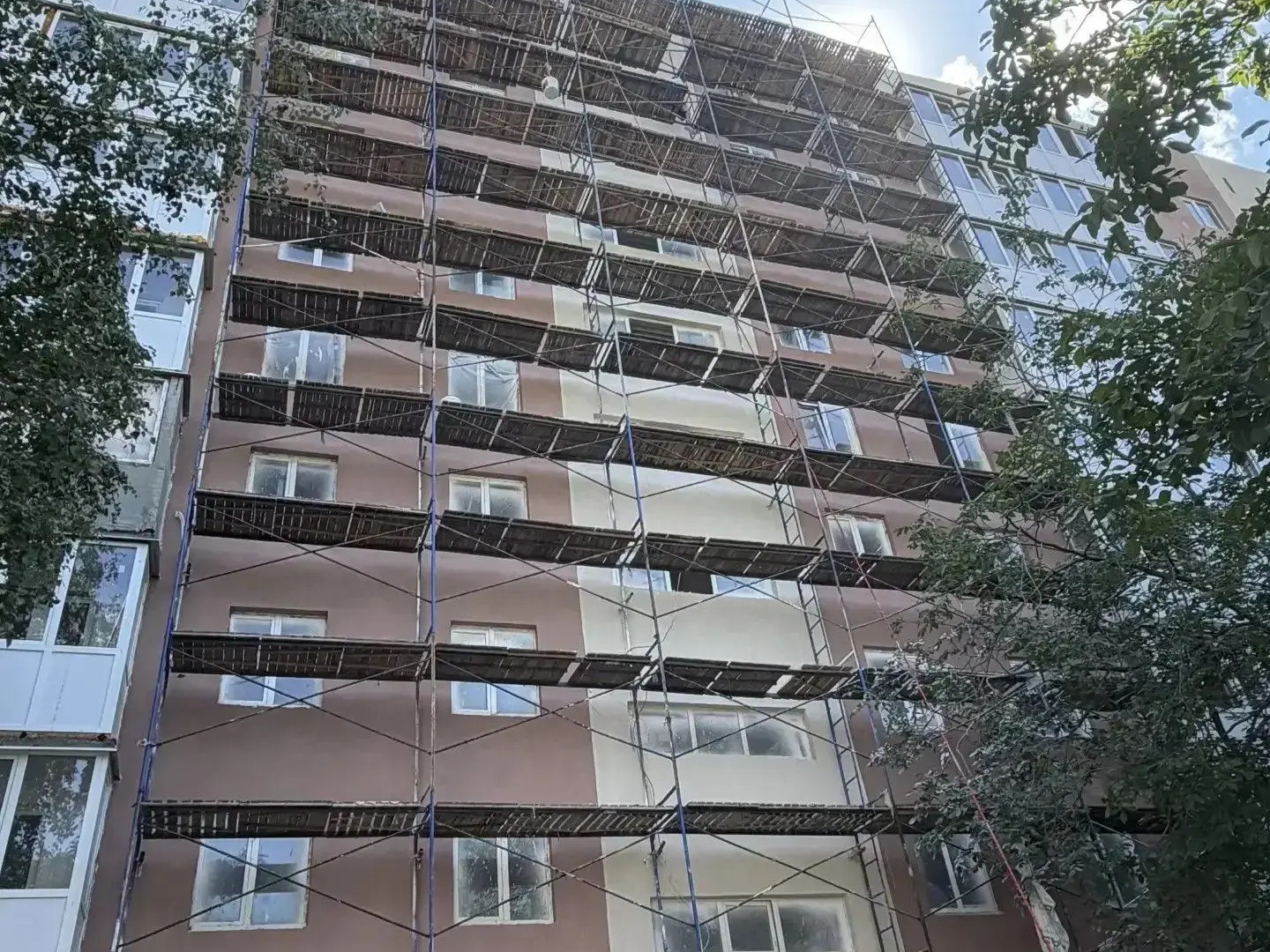 Петербургские специалисты продолжают восстанавливать многоэтажку в Жовтневом районе.