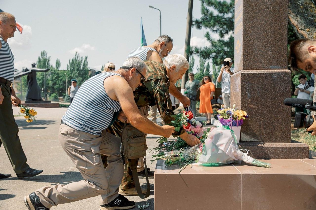 В День ВДВ десантники Мариуполя возложили цветы к памятнику генералу Маргелову.