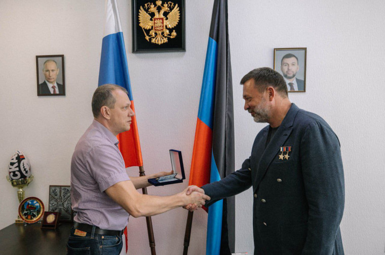 Антон Кольцов вручил Дмитрию Саблину нагрудный знак и удостоверение Почетного гражданина городского округа Мариуполь. Антон Кольцов вручил Дмитрию Саблину нагрудный знак и удостоверение Почетного гражданина городского округа Мариуполь.