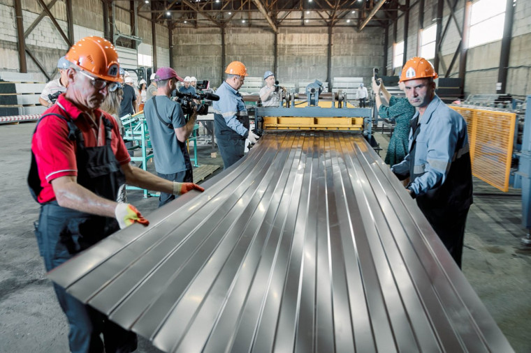 В Мариуполе открыли площадку по производству профлиста из оцинкованной стали.